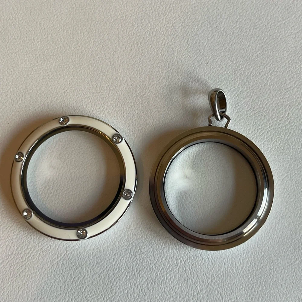 Origami Owl White Enamel Large Twist Living Locket - Picture 3 of 8